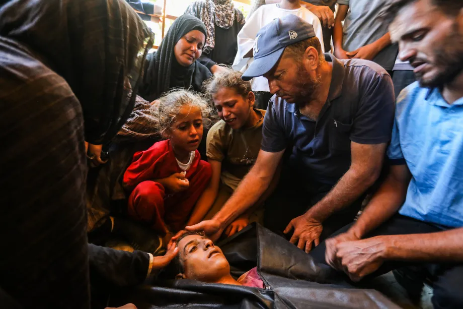 Familiares de palestinos que perderam a vida após os ataques israelenses contra pessoas que aguardavam ajuda humanitária na região de Tina, em Rafah, lamentam o transporte dos corpos do Hospital Nasser para o funeral em Khan Yunis, Gaza, em 16 de setembro de 2025. [Abed Rahim Khatib – Agência Anadolu]