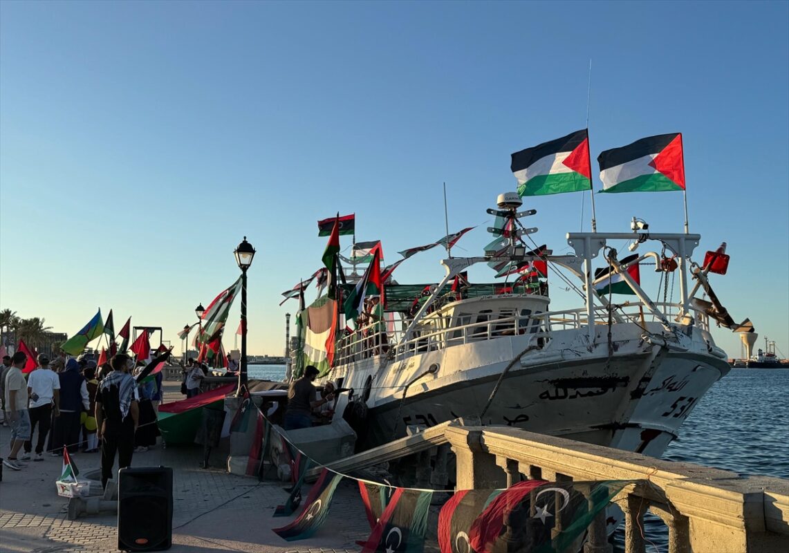 Barco Omar al-Mukhtar, da Flotilha Global Sumud, parte de Trípoli, na Líbia, rumo a Gaza, em 16 de setembro de 2025 [Muhammed Semiz/Agência Anadolu]