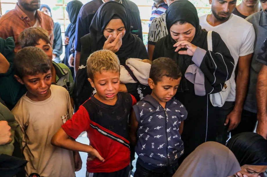 Familiares de palestinos que perderam a vida depois que as forças israelenses abriram fogo contra palestinos que aguardavam ajuda na área de Shakus, a oeste de Rafah, lamentam as mortes enquanto os corpos são levados do Hospital Nasser para o funeral em Khan Yunis, Gaza, em 21 de setembro de 2025. [Abed Rahim Khatib/ Agência Anadolu]