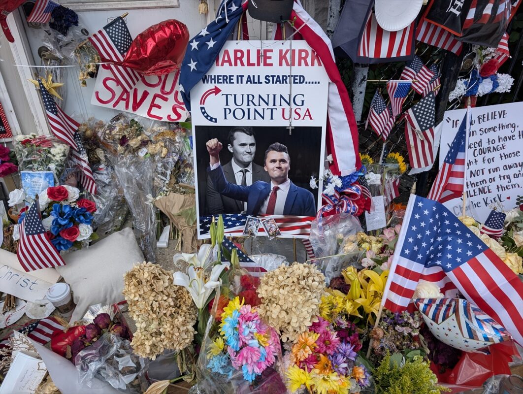 Memorial para o extremista americano Charlie Kirk, em Lemont, Illinois, em 21 de setembro de 2025 [Jacek Boczarski/Agência Anadolu]