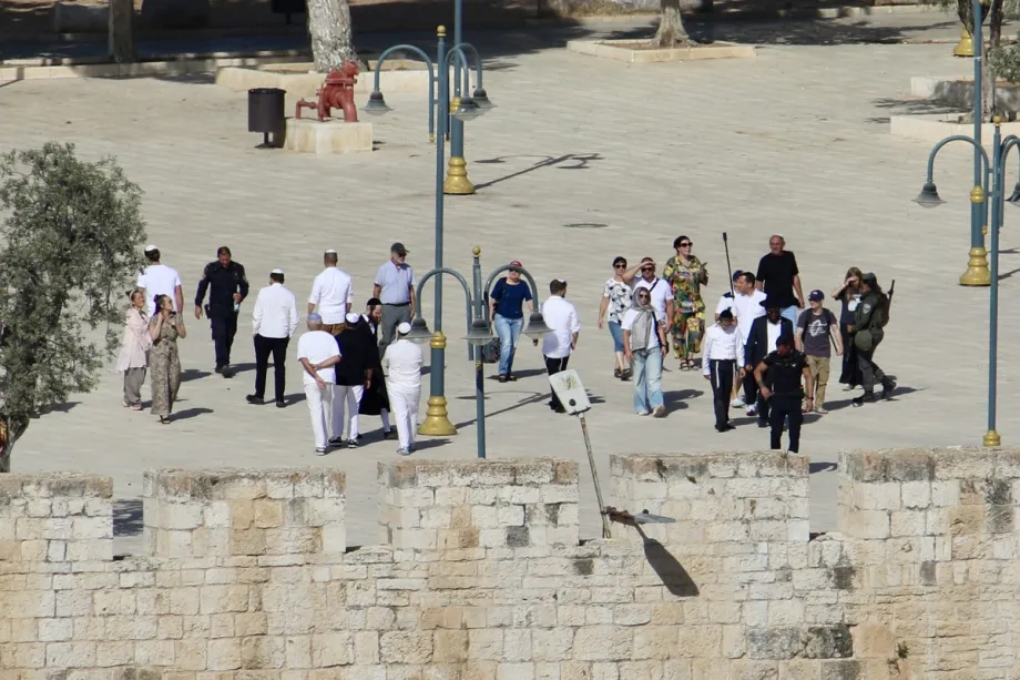 Colonos ilegais israelenses invadem o complexo de Al-Aqsa, sob pretexto do Ano Novo Judaico, em Jerusalém ocupada, em 23 de setembro de 2025 [Gazi Samad/Agência Anadolu]