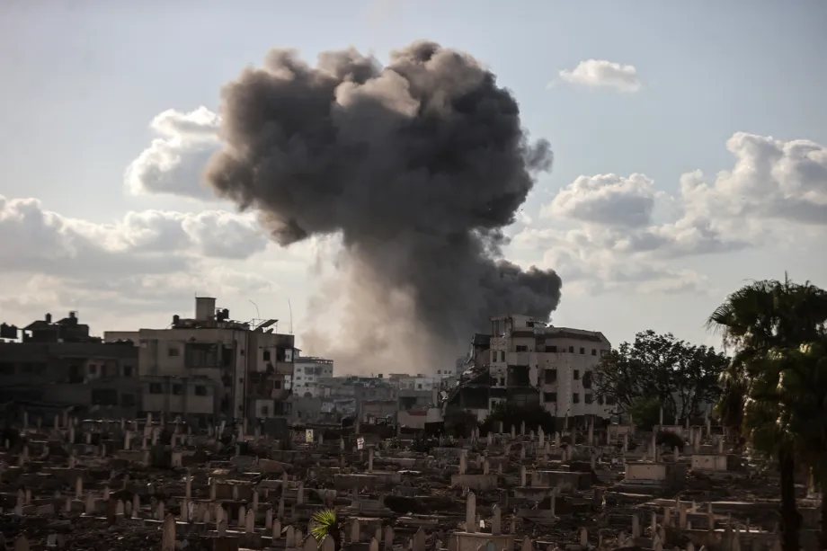 Bombardeios israelenses à Cidade de Gaza, em 25 de novembro de 2025 [Ali Jadallah/Agência Anadolu]