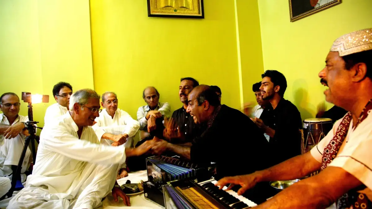Asif Hasnain (à esquerda, à frente) e outros membros do projeto The Dream Journey, durante performanece musical de Ustads Abu Muhammad e Fareed Ayaz [Divulgação]