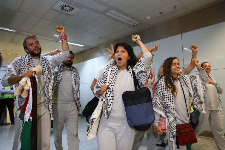 Chegada dos integrantes da delegação brasileira da Flotilha Global Sumud ao Aeroporto Internacional de Guarulhos[Rovena Rosa/Agência Brasil]