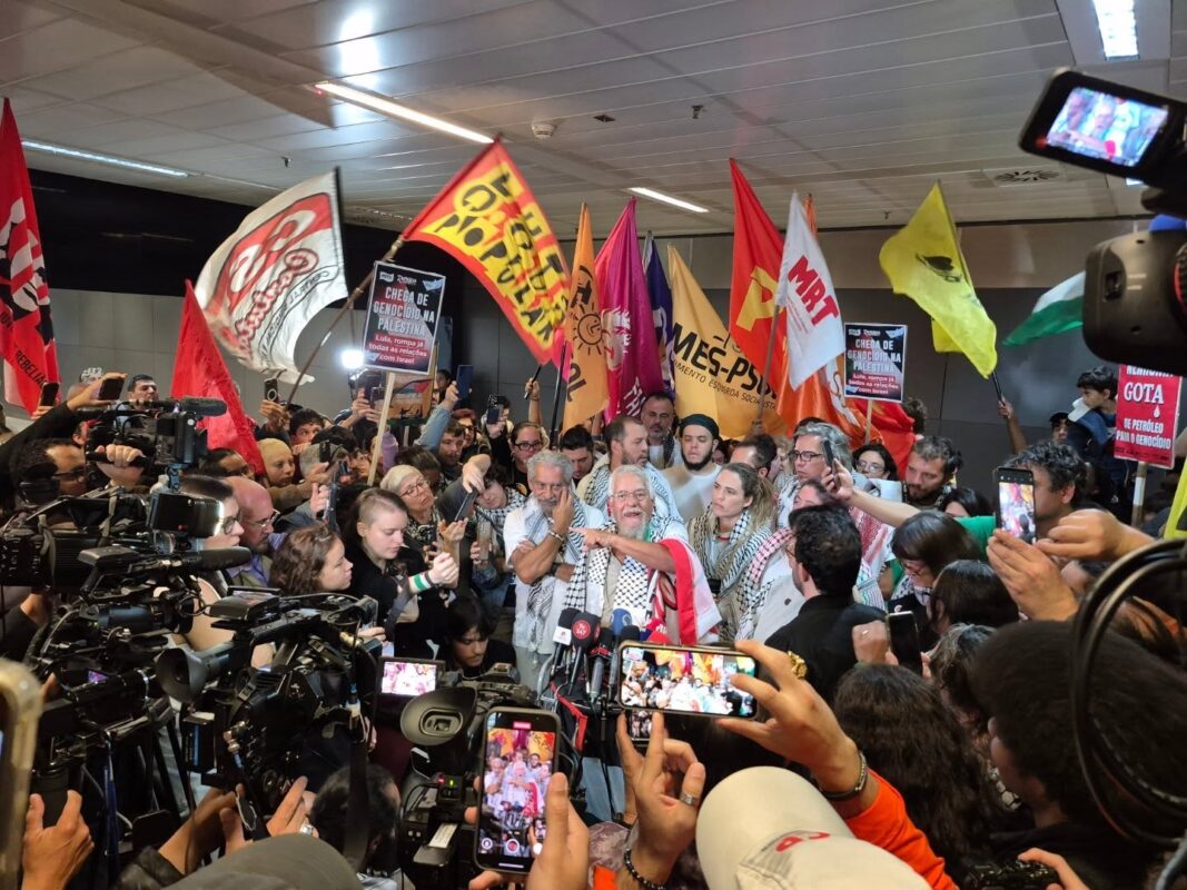 Chegada dos integrantes da Flotilha Global Sumud ao Aeroporto de Guarulhos, em 09 de outubro de 2025 [PSTU/SP]