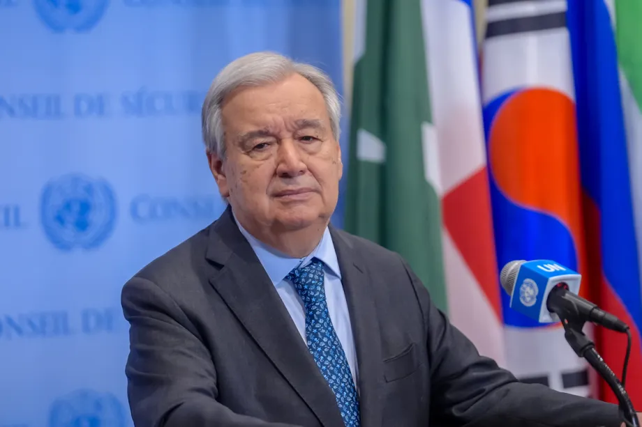 O Secretário-Geral das Nações Unidas, António Guterres, informa repórteres após a reunião informal sobre Chipre na Sede da ONU, em 17 de julho de 2025, na cidade de Nova York, Estados Unidos. [Selçuk Acar - Agência Anadolu]