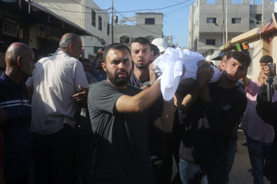 Familiares dos palestinos que morreram em consequência do ataque do exército israelense à cidade de Deir al-Balah, no centro da Faixa de Gaza, lamentam os corpos levados ao Hospital dos Mártires de Al-Aqsa para sepultamento em Deir al-Balah, Gaza, em 1º de outubro de 2025. [Mohammed Nassar/Agência Anadolu]