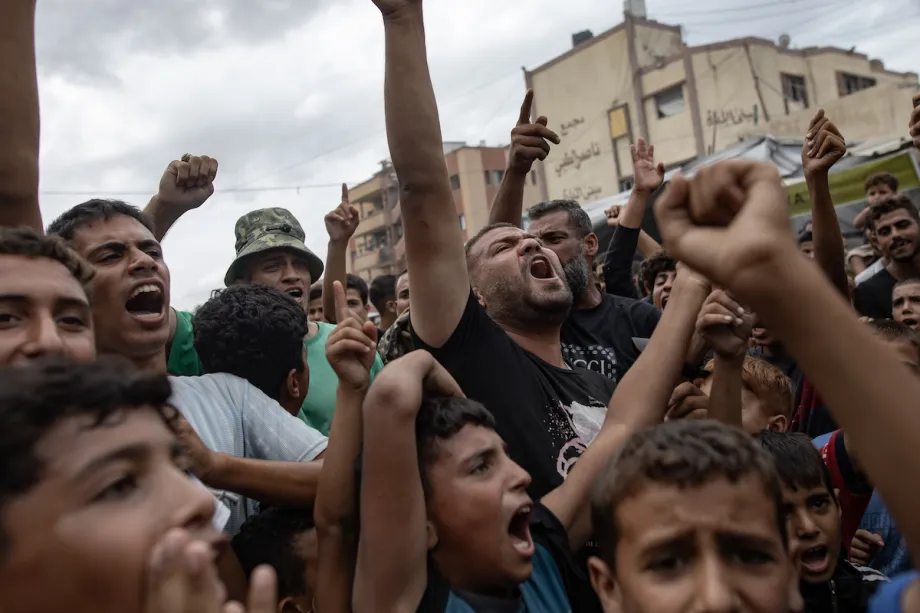 Palestinos se reúnem para comemorar após o anúncio de um acordo de cessar-fogo previsto para entrar em vigor na Faixa de Gaza em 9 de outubro de 2025, em Khan Yunis, Gaza. [Doaa Albaz/ Agência Anadolu]