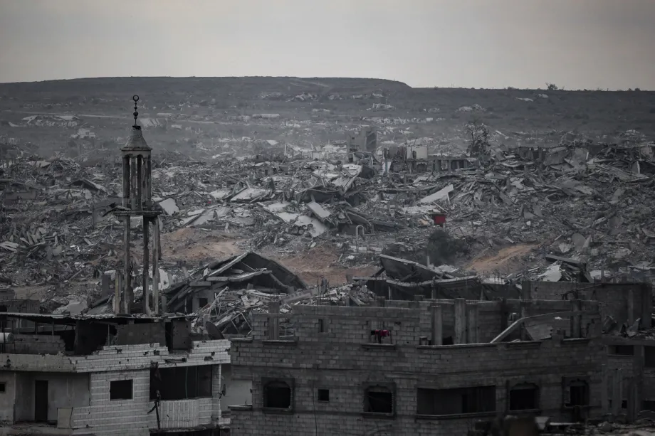 Uma visão geral dos prédios fortemente danificados e desabados nos ataques israelenses, após a retirada do exército israelense de Gaza, após o acordo de cessar-fogo em 12 de outubro de 2025, no bairro de Sabra, no sul da Cidade de Gaza. [Khames Alrefi/ Agência Anadolu]