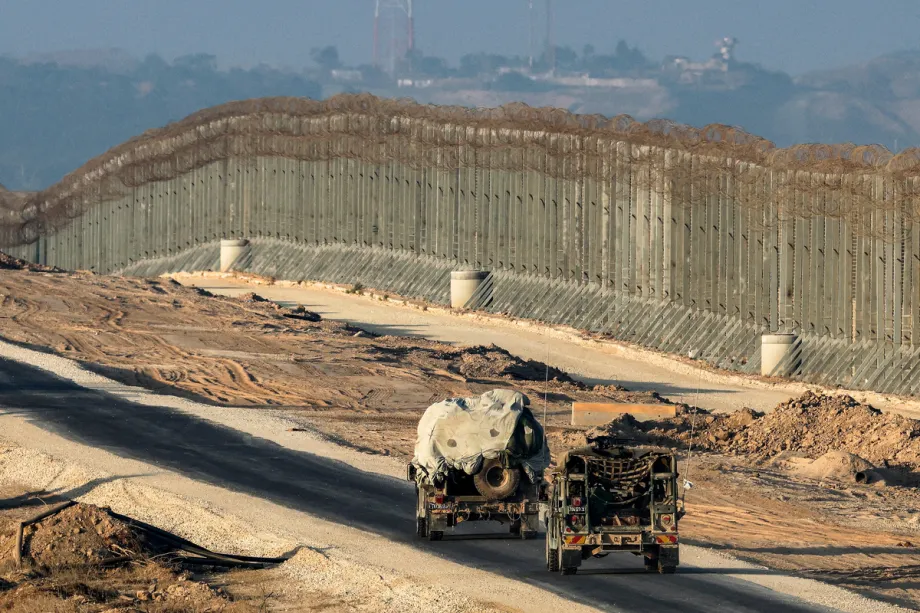 Veículos do exército israelense se posicionam ao longo da cerca da fronteira com a Faixa de Gaza, no sul de Israel, em 30 de setembro de 2025. [Foto de Jack Guez/AFP via Getty Images]