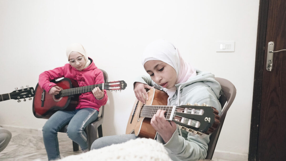 Jovens atendidos pelo Projeto “Winners” que leva esporte, artes e educação a refugiados sírios e libaneses no Vale do Bekaa [Winners]