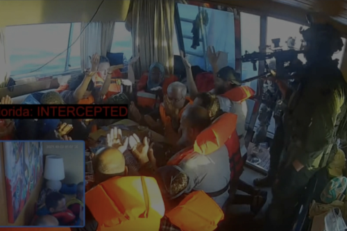 Uma gravação de tela mostra ativistas a bordo de um navio da Flotilha Global Sumud levantando as mãos para provar que estavam desarmados, enquanto as forças navais israelenses continuam atacando navios da Flotilha Global Sumud que navegam em direção a Gaza para quebrar o bloqueio e entregar ajuda humanitária, no Mar Mediterrâneo, em 2 de novembro de 2025. [Flotilha Global Sumud – Agência Anadolu]