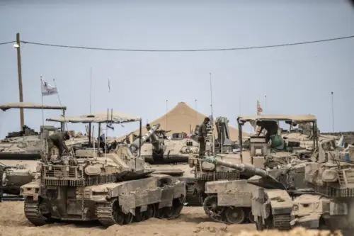 Tanques e veículos blindados do exército israelense são vistos se deslocando ao longo da fronteira de Gaza enquanto os ataques continuam sem cessar na Cidade de Gaza, Gaza, em 16 de setembro de 2025. [Mostafa Alkharouf/ Agência Anadolu]