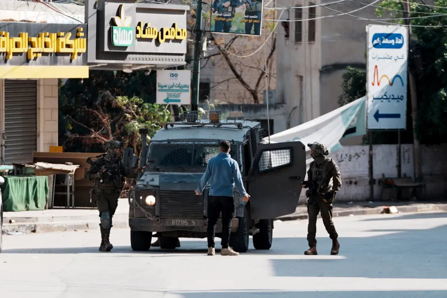 O exército israelense, que lançou ataques em larga escala, continua seus ataques pelo segundo dia consecutivo na cidade de Tubas, no norte da Cisjordânia, em 27 de novembro de 2025. [Issam Rimawi/ Anadolu Agency]
