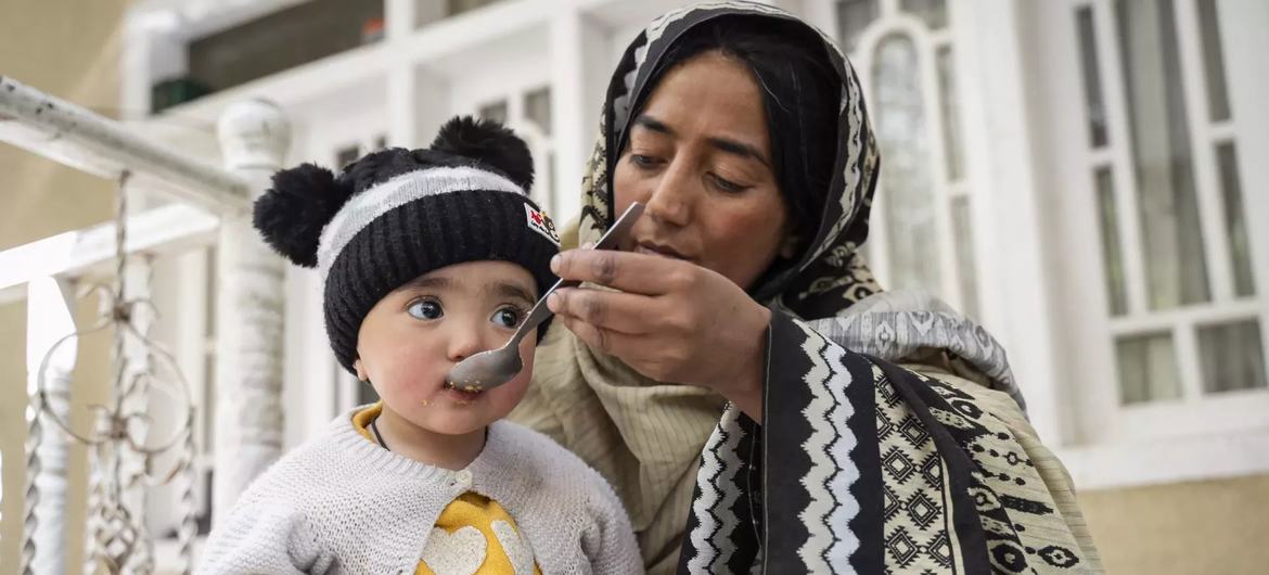 Mulher cuidadora [© Unicef/Zaib Khalid]