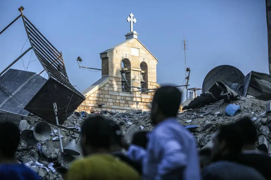 Danos à Igreja de Santo Porfírio, que abrigava refugiados, após bombardeios israelenses, na Cidade de Gaza, em 20 de outubro de 2023 [Ali Jadallah/Agência Anadolu]