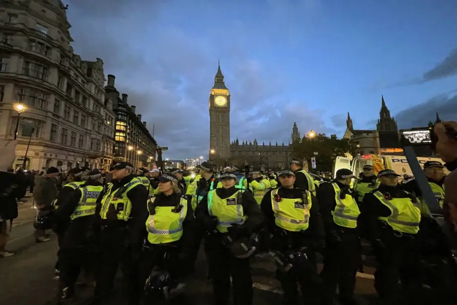 Polícia Metropolitana em Londres, Reino Unido, em 11 de novembro de 2023. [Burak Bir/ Agência Anadolu]
