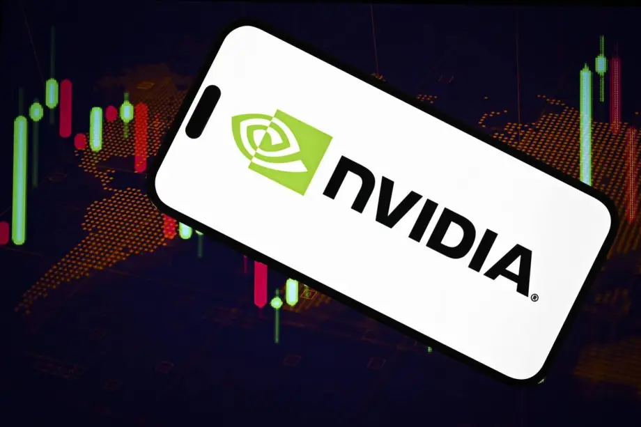 Logotipo da Nvidia exibido na tela de um celular em frente a uma tela de computador em Ancara, Turquia, em 28 de novembro de 2023. [Berke Bayur/ Agência Anadolu]