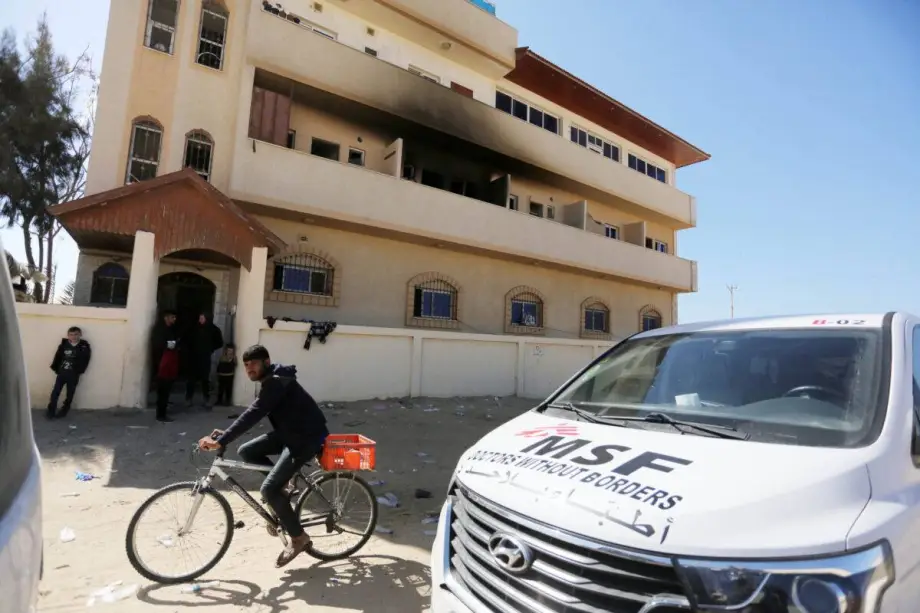 Vista de um prédio danificado, pertencente à organização humanitária Médicos Sem Fronteiras (MSF), após o ataque israelense em al-Mawasi, Khan Yunis, Gaza, em 21 de fevereiro de 2024 [Ashraf Amra/Agência Anadolu]