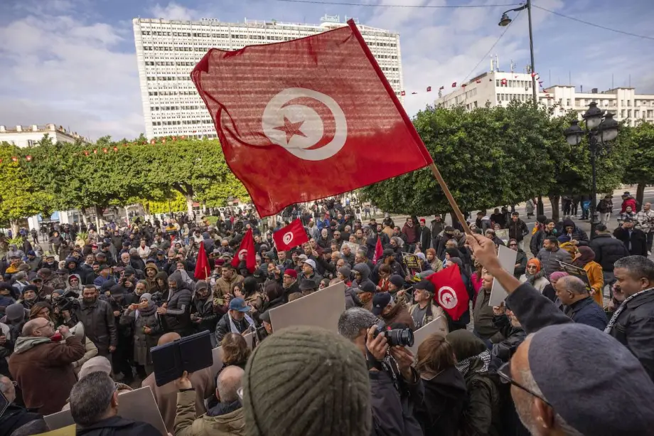 Pessoas se reúnem para protestar exigindo a libertação de detidos e a melhoria de suas condições socioeconômicas no 14º aniversário da Revolução Tunisiana em Túnis, Tunísia, em 14 de janeiro de 2025 [Yassine Gaidi/ Agência Anadolu]

