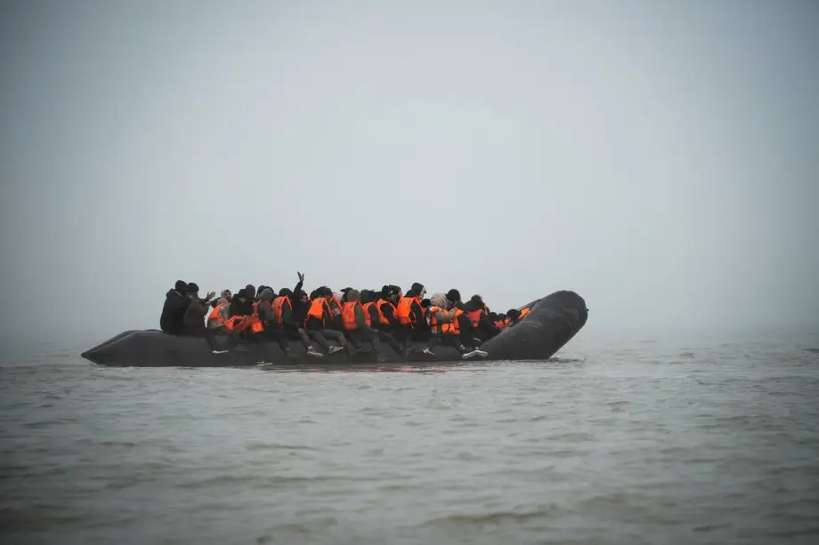 Migrantes partem de barco da praia de Petit-Fort-Philippe rumo ao Reino Unido em Gravelines, França, em 17 de janeiro de 2025. [Joanna Chichelnitzky/ Agência Anadolu]