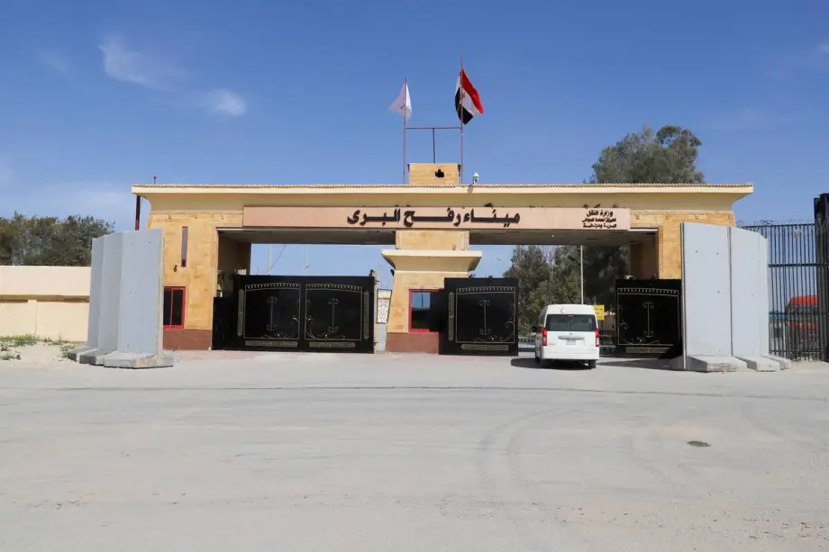 Uma vista do lado egípcio da passagem de fronteira de Rafah, com caminhões carregados com casas-contêineres e equipamentos pesados ​​de construção aguardando para entrar em Gaza em 18 de fevereiro de 2025. [Ahmed Sayed - Agência Anadolu]
