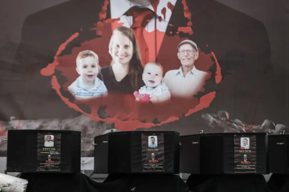 Os corpos da família Bibas (três membros) e de Oded Lifshitz são entregues às equipes da Cruz Vermelha no cemitério do município de Bani Suheila, sob um acordo de cessar-fogo e troca de prisioneiros por reféns em Khan Yunis, Gaza, em 20 de fevereiro de 2025. [Ali Jadallah/ Agência Anadolu]