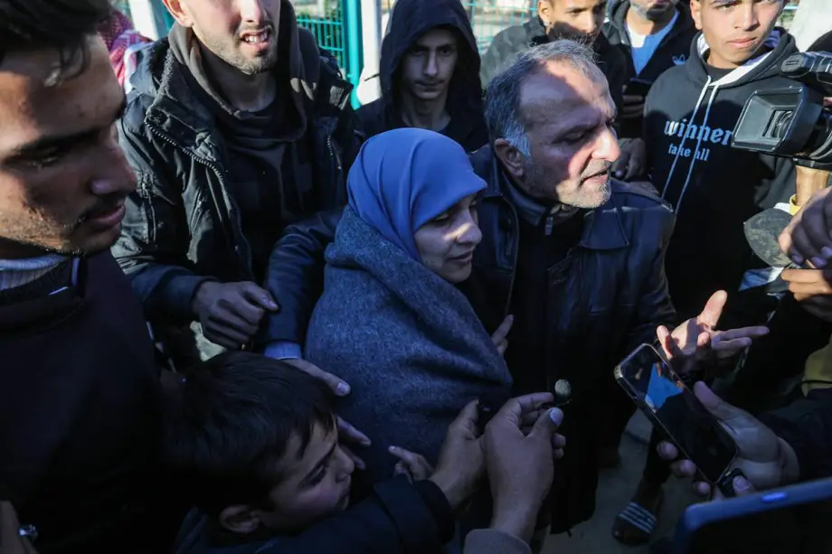 Mulheres e crianças presas chegam ao Hospital Europeu e se reencontram com suas famílias a leste de Khan Yunis, no sul da Faixa de Gaza, em 27 de fevereiro de 2025. [Abed Rahim Khatib/Agência Anadolu]