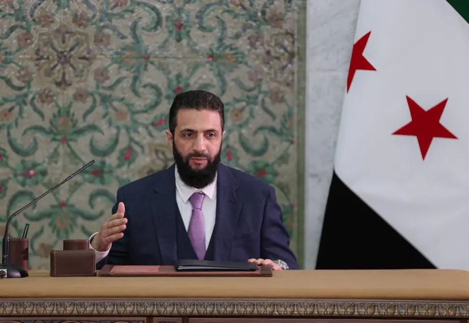 O presidente sírio, Ahmed al-Sharaa, discursa na capital Damasco, Síria, em 13 de março de 2025 [İzettin Kasım/ Agência Anadolu]