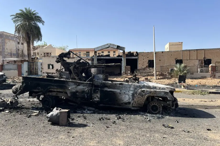 Uma vista dos danos ao redor do Hospital Universitário Al-Shaab após intensos confrontos entre o exército sudanês e as Forças de Apoio Rápido em Cartum, Sudão, em 29 de março de 2025. [Mohammed Nzar Awad - Agência Anadolu]