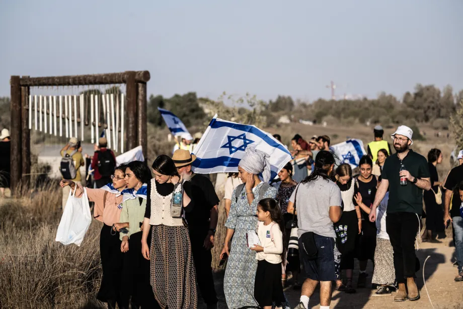 Colonizadores judeus e ativistas de extrema-direita marcham de Sderot em direção à fronteira norte de Gaza, pedindo o restabelecimento dos assentamentos no território, em 30 de julho de 2025, em Israel. [Mostafa Alkharouf – Agência Anadolu]