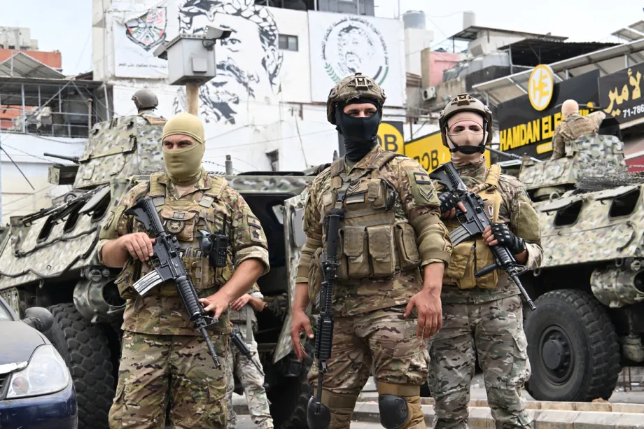 O exército libanês faz preparativos, sob fortes medidas de segurança, para a entrega de armas no campo de refugiados de Burj el-Barajneh, em Beirute, Líbano, em 29 de agosto de 2025. [Houssam Shbaro – Agência Anadolu]
