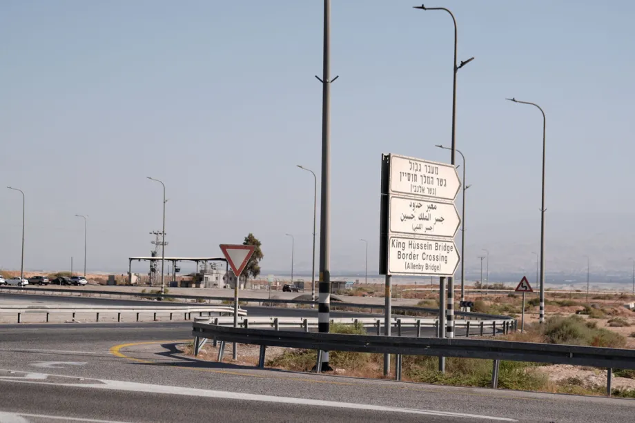 Uma vista da Ponte Rei Hussein (Allenby) vazia, já que Israel fechou a passagem por tempo indeterminado. Esta era a única rota para os palestinos deixarem o país, em Jericó, Cisjordânia, em 24 de setembro de 2025. [Issam Rimawi/ Anadolu Agency]