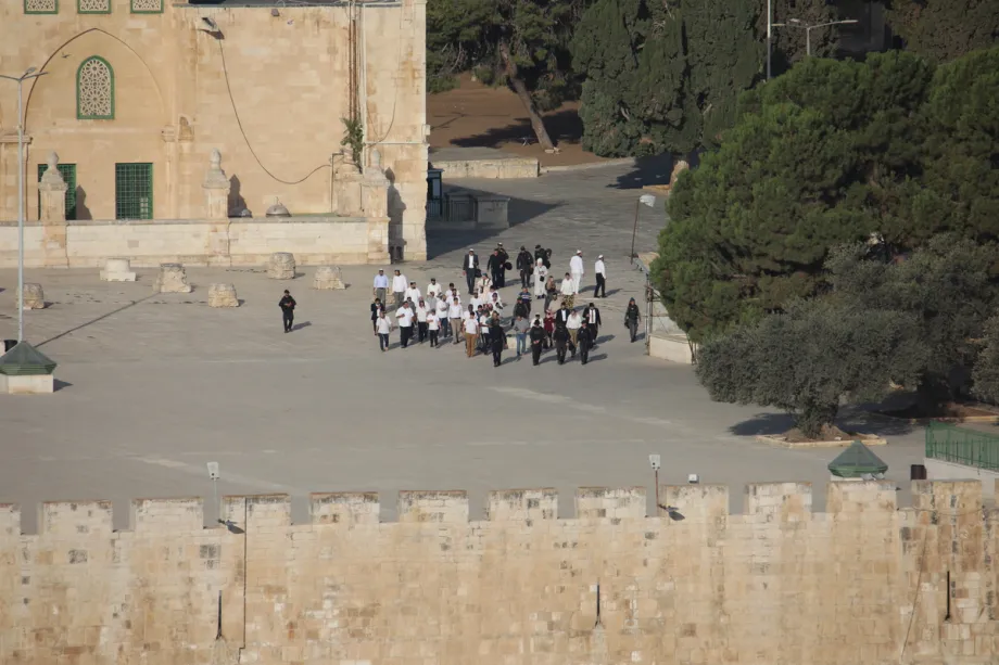 Colonizadores judeus fanáticos, sob a proteção da polícia israelense, invadem a Mesquita de Al-Aqsa durante o terceiro dia do feriado de Sucot em Jerusalém Oriental, em 9 de outubro de 2025. [Gazi Samad/ Agência Anadolu]