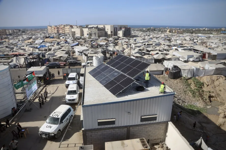 Estação de tratamento de água alimentada por um sistema de energia solar, inaugurada por uma organização beneficente em Khan Yunis, Gaza, em 20 de outubro de 2025. [Abdallah F.s. Alattar/ Agência Anadolu]