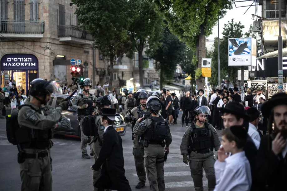 A polícia tomou medidas de segurança enquanto judeus ultraortodoxos (Haredim) se reuniam para protestar contra o serviço militar obrigatório, bloqueando a principal via e impedindo a passagem do metrô de superfície em Jerusalém, em 22 de outubro de 2025. [Mostafa Alkharouf / Agência Anadolu]
