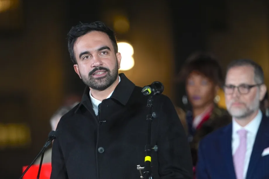 O candidato democrata à prefeitura de Nova York, Zohran Mamdani, discursa durante o comício organizado pela governadora de Nova York, Kathy Hochul, em apoio à procuradora-geral Letitia “Tish” James (D), após sua acusação pelo Departamento de Justiça dos EUA em 23 de outubro de 2025, em Nova York, Estados Unidos. [Selçuk Acar/Agëncia Anadolu]