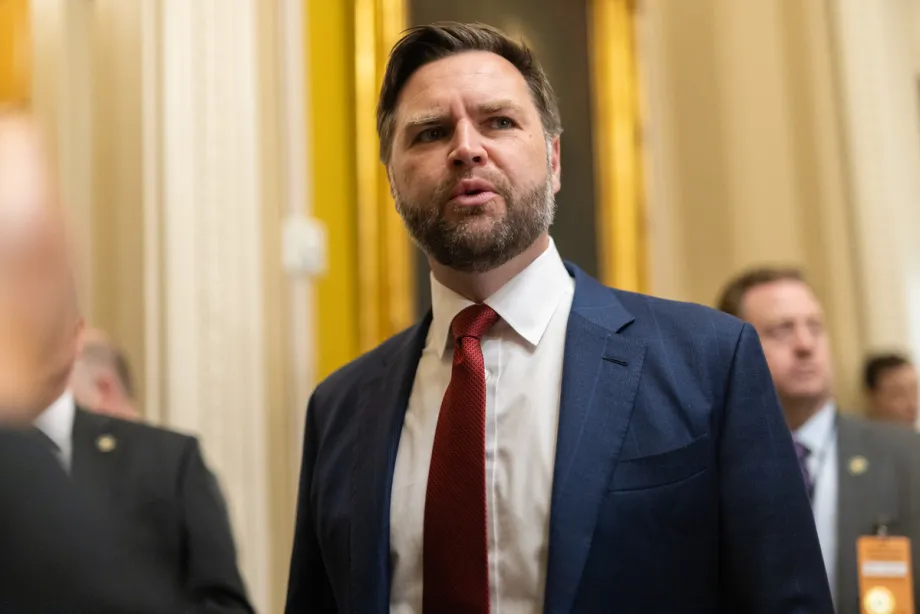 O vice-presidente J.D. Vance fala com repórteres após um almoço de política republicana no Senado, em Washington, DC, em 28 de outubro de 2025. [Nathan Posner - Agência Anadolu]