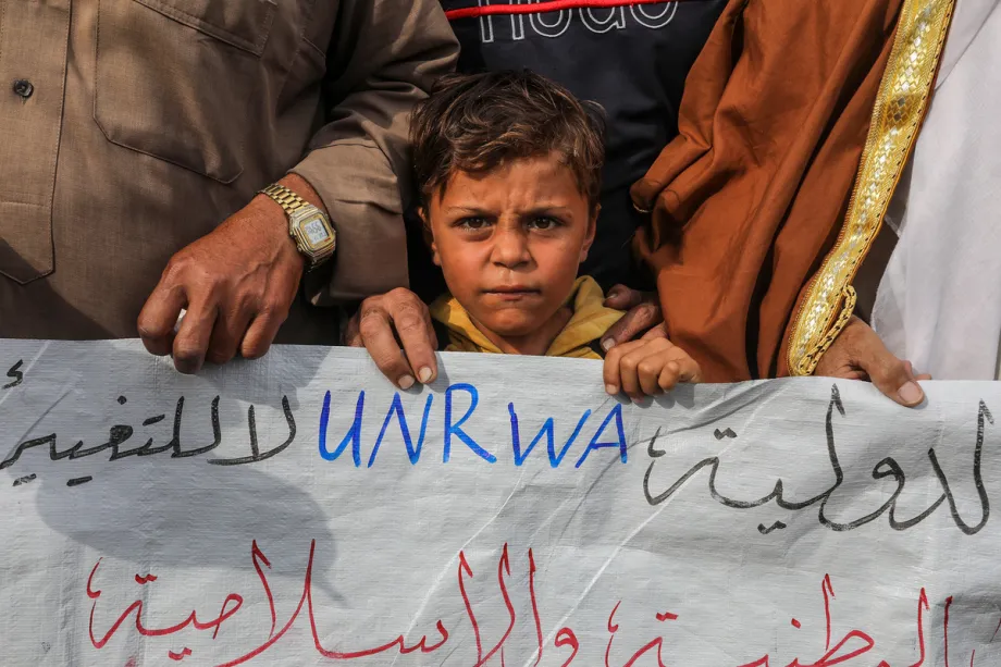 Palestinos realizaram uma manifestação de solidariedade com a participação de grupos nacionais e islâmicos e líderes comunitários locais em apoio à Agência das Nações Unidas de Assistência aos Refugiados da Palestina (UNRWA) em 4 de novembro de 2025, em Khan Yunis, Gaza. [Abed Rahim Khatib/ Anadolu Agency]