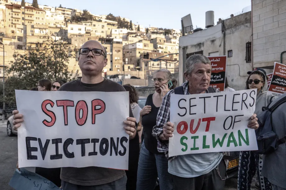 Um grupo, portando faixas e cartazes, se reúne no bairro de Silwan para protestar contra as políticas israelenses de demolição frequente de casas palestinas na região e de forçar os moradores a se realocarem para outras áreas de Jerusalém em 8 de novembro de 2025. [Mostafa Alkharouf - Agência Anadolu]