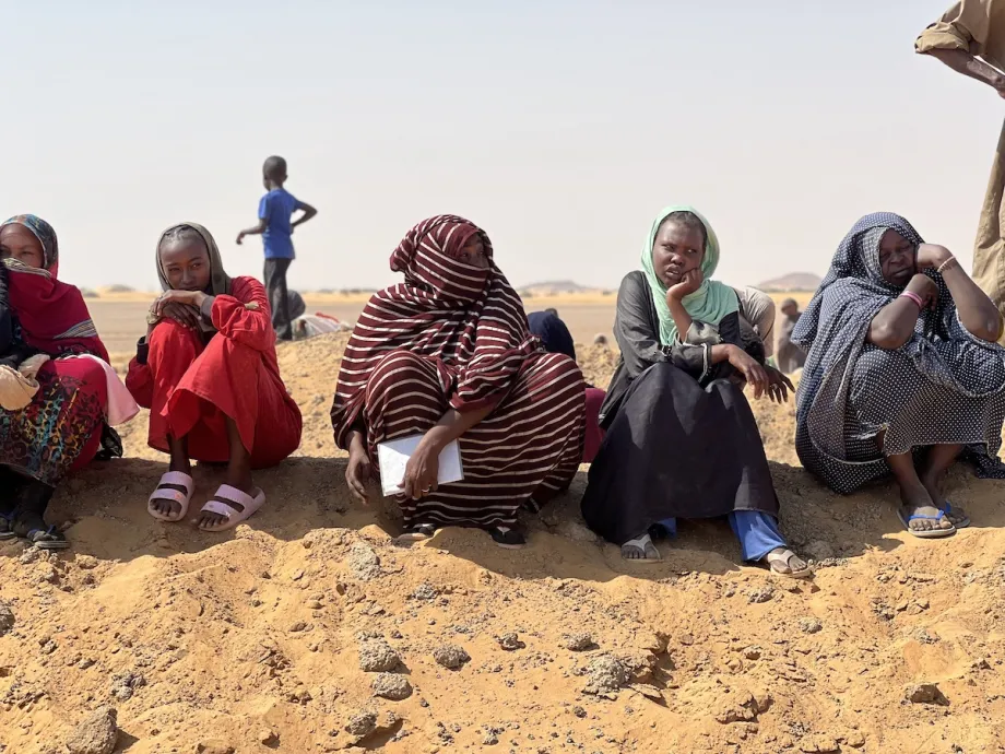 Pessoas deslocadas de El Fasher e de outras áreas afetadas pelo conflito são reassentadas no recém-criado campo de El-Afadh, em Al Dabbah, no Estado do Norte do Sudão, em 9 de novembro de 2025. [Stringer/Agência Anadolu]