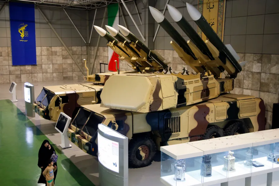 Exposição onde o Irã exibe seus mísseis, foguetes lançadores de satélites e sistemas de defesa aérea, incluindo os mísseis e drones usados ​​no ataque israelense, no Centro Permanente de Exposições do Parque de Aviação e Espaço do Exército da Guarda Revolucionária, na capital Teerã, Irã, em 12 de novembro de 2025. [Fatemeh Bahrami/ Agência Anadolu]