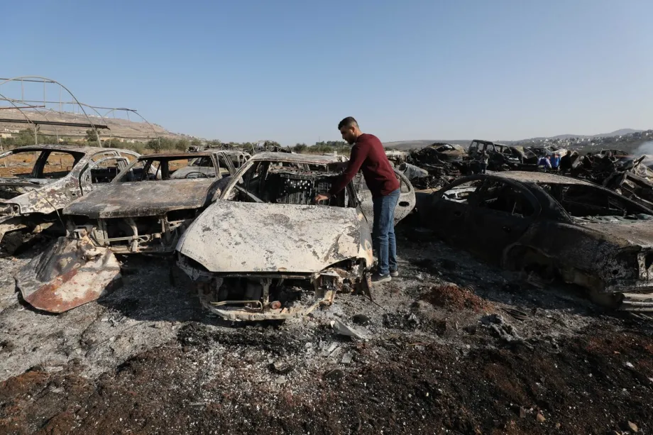 Uma imagem dos danos após colonos israelenses incendiarem um depósito de peças de automóveis entre as cidades de Huwara e Udala, ao sul de Nablus, na Cisjordânia, queimando muitos dos veículos armazenados no local em 21 de novembro de 2025. [Nedal Eshtayah/ Agência Anadolu]