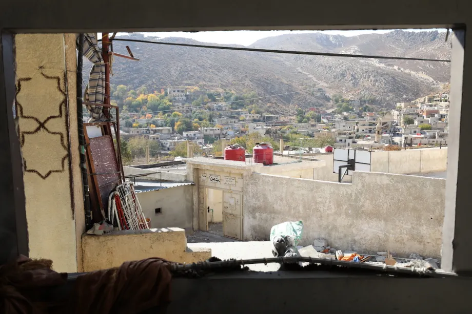 Uma vista dos danos na vila de Beit Jin, localizada nos arredores rurais de Damasco, após ataques aéreos e de artilharia israelenses atingirem a área, causando grave destruição em bairros civis de Damasco, Síria, em 28 de novembro de 2025. [Izz Aldien Alqasem/ Agência Anadolu]