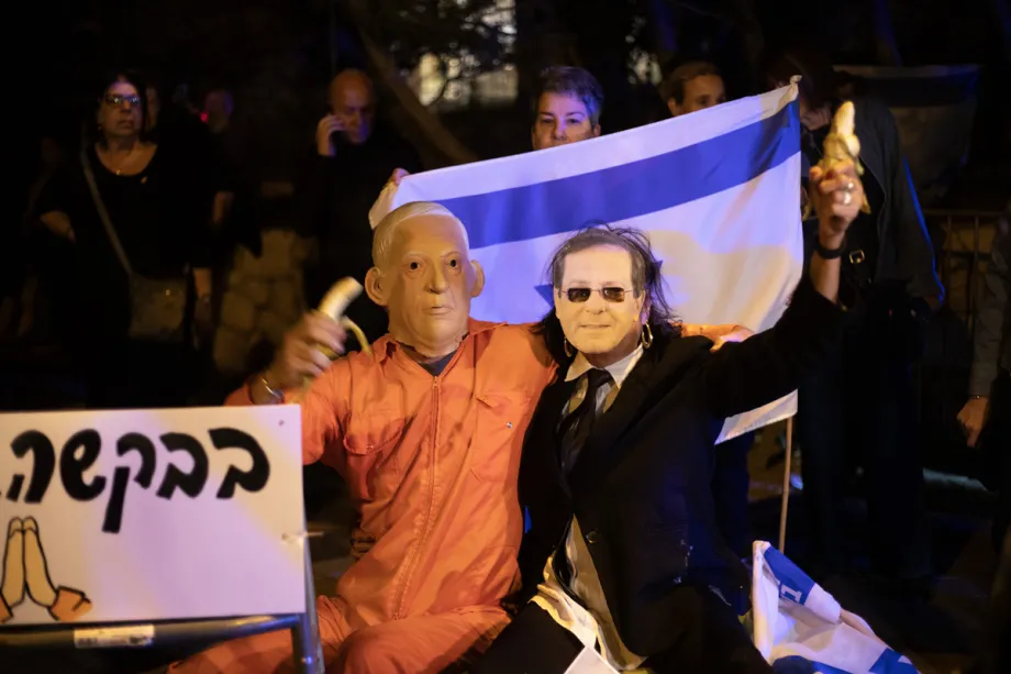 Israelenses se reúnem em frente à casa do presidente israelense Isaac Herzog para protestar contra o pedido de indulto presidencial feito pelo primeiro-ministro israelense Benjamin Netanyahu por acusações de corrupção, em 30 de novembro de 2025, em Tel Aviv, Israel. [Mostafa Alkharouf/ Anadolu Agency]