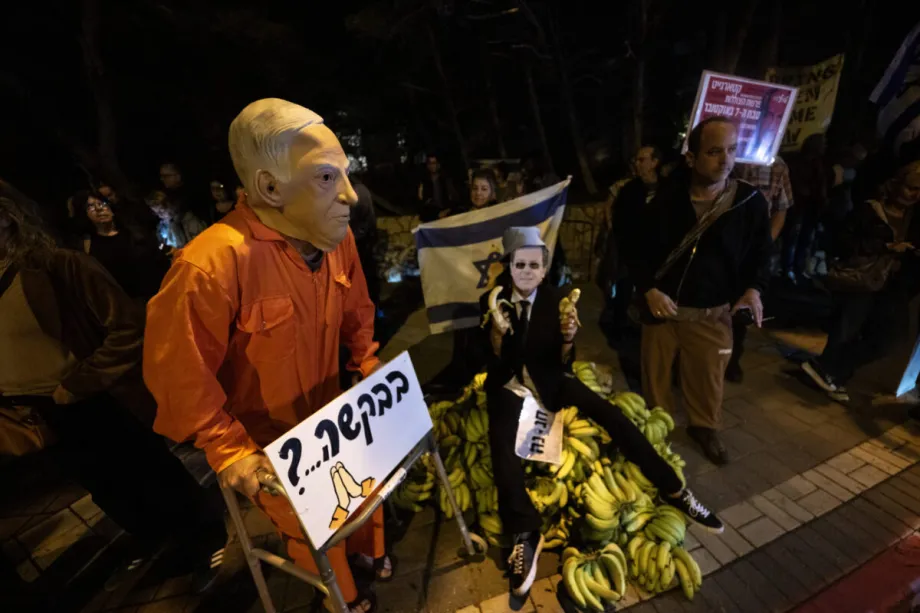 Israelenses se reúnem em frente à residência do presidente israelense Isaac Herzog para protestar contra o pedido de indulto presidencial feito pelo primeiro-ministro israelense Benjamin Netanyahu por acusações de corrupção, em 30 de novembro de 2025, em Tel Aviv, Israel. [Mostafa Alkharouf/ Agência Anadolu]