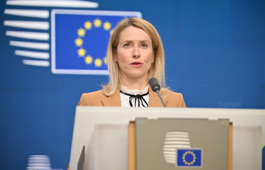 A Alta Representante da União Europeia para os Negócios Estrangeiros e a Política de Segurança, Kaja Kallas, discursa durante uma conferência de imprensa após uma reunião com os Ministros da Defesa da UE em Bruxelas, Bélgica, em 1 de dezembro de 2025. [Dursun Aydemir/Agència Anadolu]