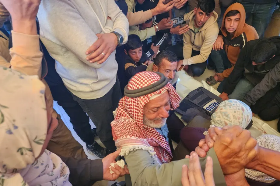 Parentes de Mahmoud Wadi, jornalista que foi alvo de um ataque de drone israelense e morto, lamentam sua morte durante o funeral no Hospital Nasser, em Khan Yunis, Gaza, em 1º de dezembro de 2025. [Hani Alshaer – Agência Anadolu]