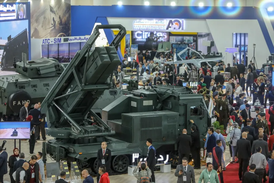 Uma vista de equipamentos militares em um estande durante a 4ª EDEX 2025 Egypt Defense Expo no Cairo, Egito, em 2 de dezembro de 2025. [Mohamed Elshahed/ Anadolu Agency]