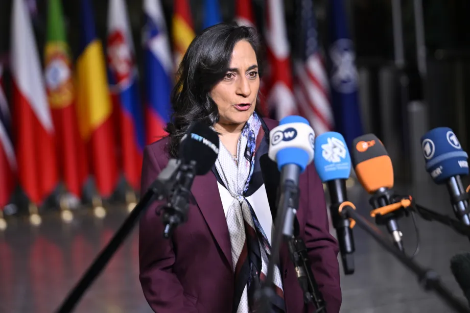 A ministra das Relações Exteriores do Canadá, Anita Anand, discursa em Bruxelas, Bélgica, em 3 de dezembro de 2025. [Dursun Aydemir - Agência Anadolu]
